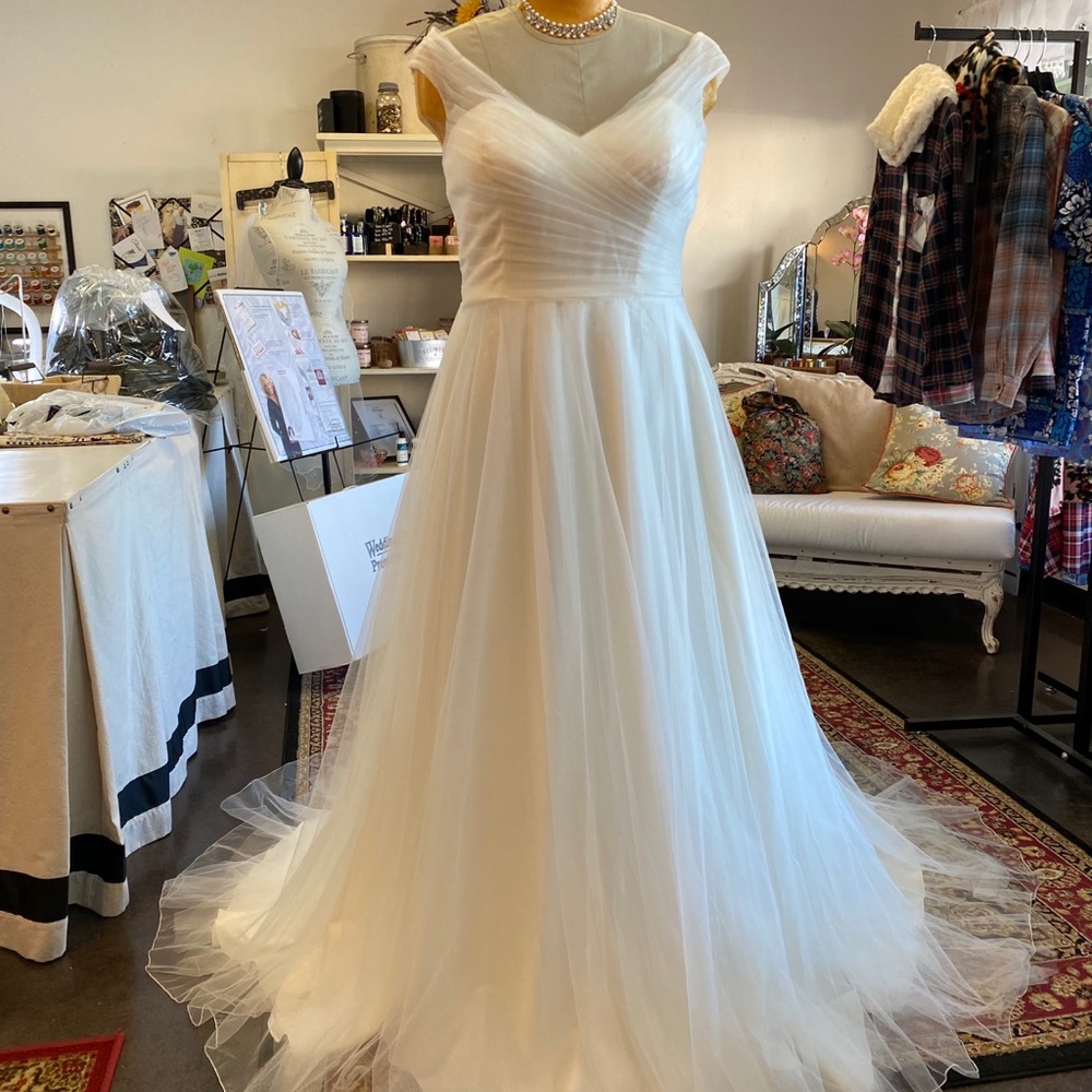 Wedding dress size 10...  brand new!!